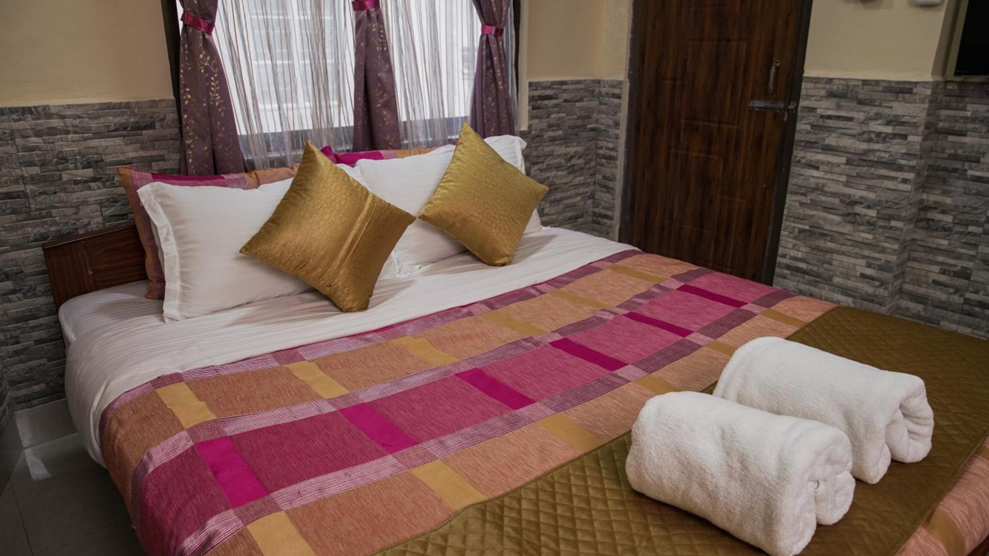 Chung cư 350 m² 10 phòng ngủ, 10 phòng tắm riêng ở Laitumkhrah Shillong Ngoại thất bức ảnh