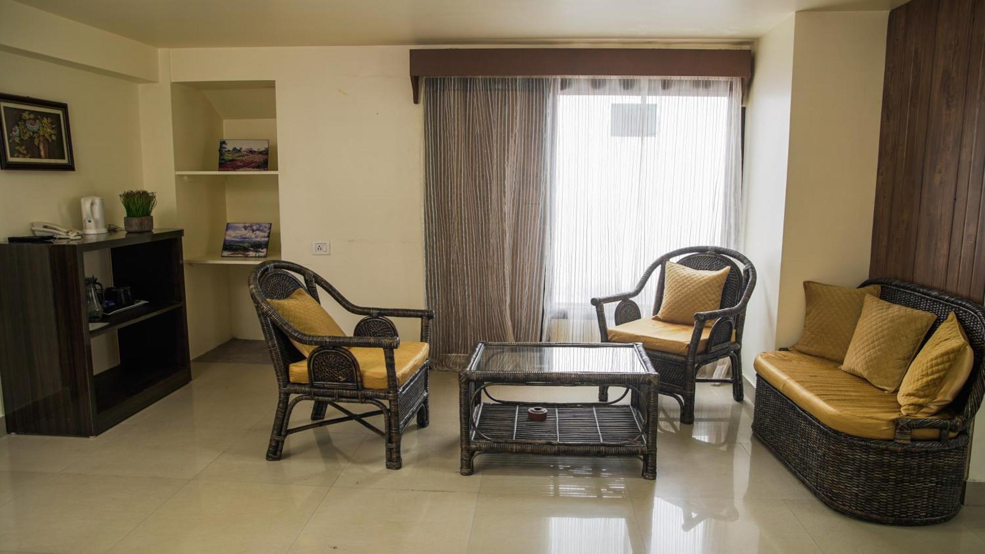 Chung cư 350 m² 10 phòng ngủ, 10 phòng tắm riêng ở Laitumkhrah Shillong Ngoại thất bức ảnh
