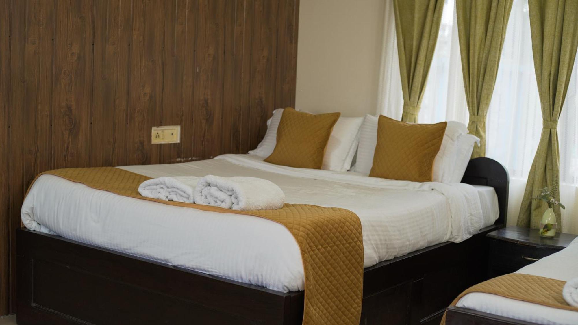 Chung cư 350 m² 10 phòng ngủ, 10 phòng tắm riêng ở Laitumkhrah Shillong Ngoại thất bức ảnh