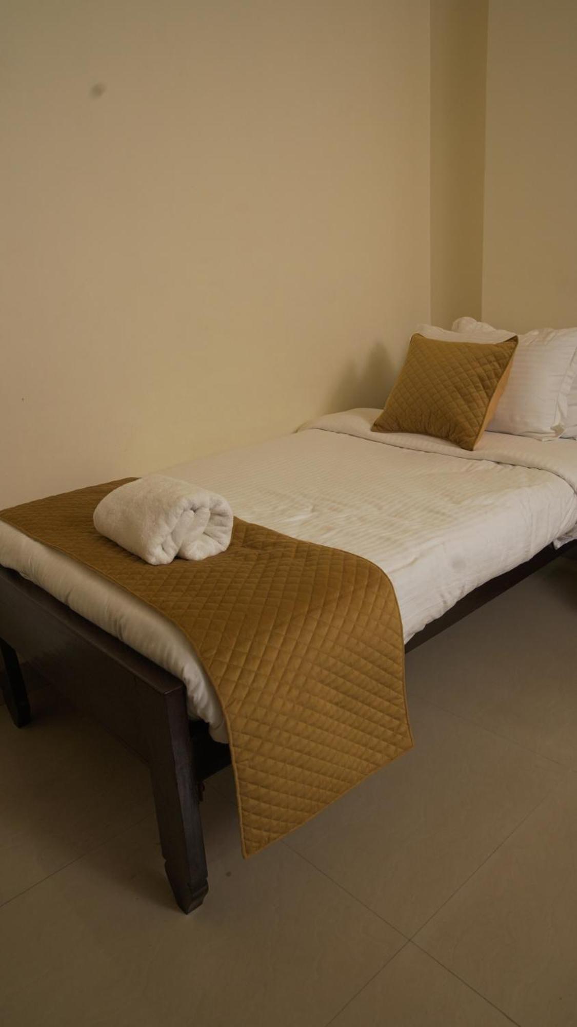 Chung cư 350 m² 10 phòng ngủ, 10 phòng tắm riêng ở Laitumkhrah Shillong Ngoại thất bức ảnh