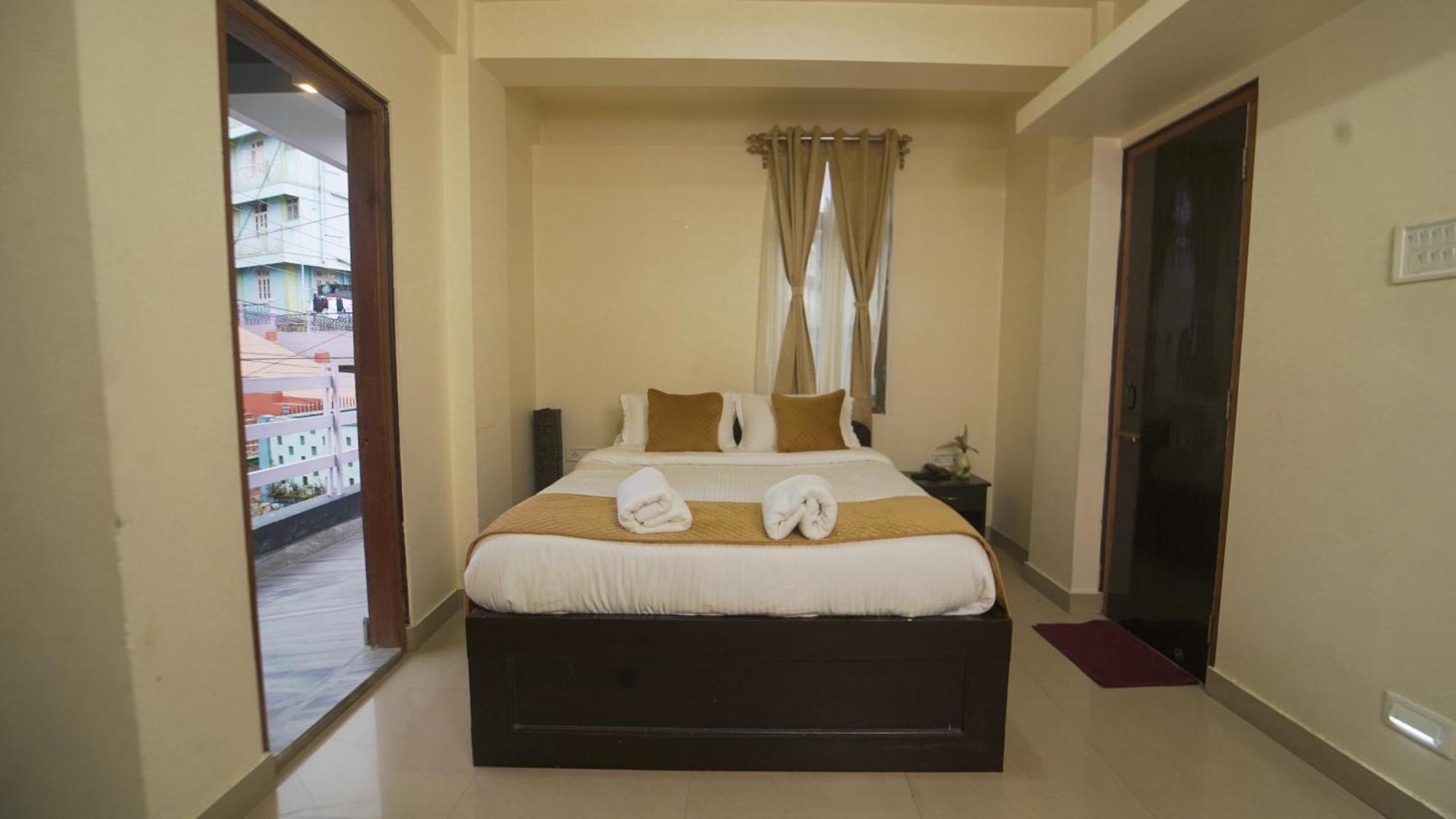 Chung cư 350 m² 10 phòng ngủ, 10 phòng tắm riêng ở Laitumkhrah Shillong Ngoại thất bức ảnh