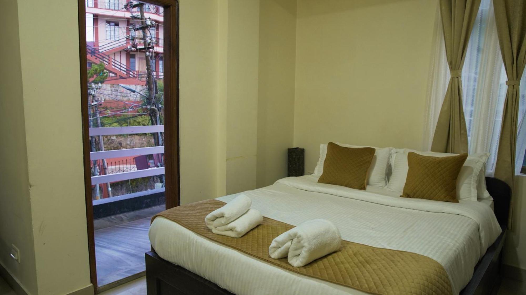 Chung cư 350 m² 10 phòng ngủ, 10 phòng tắm riêng ở Laitumkhrah Shillong Ngoại thất bức ảnh