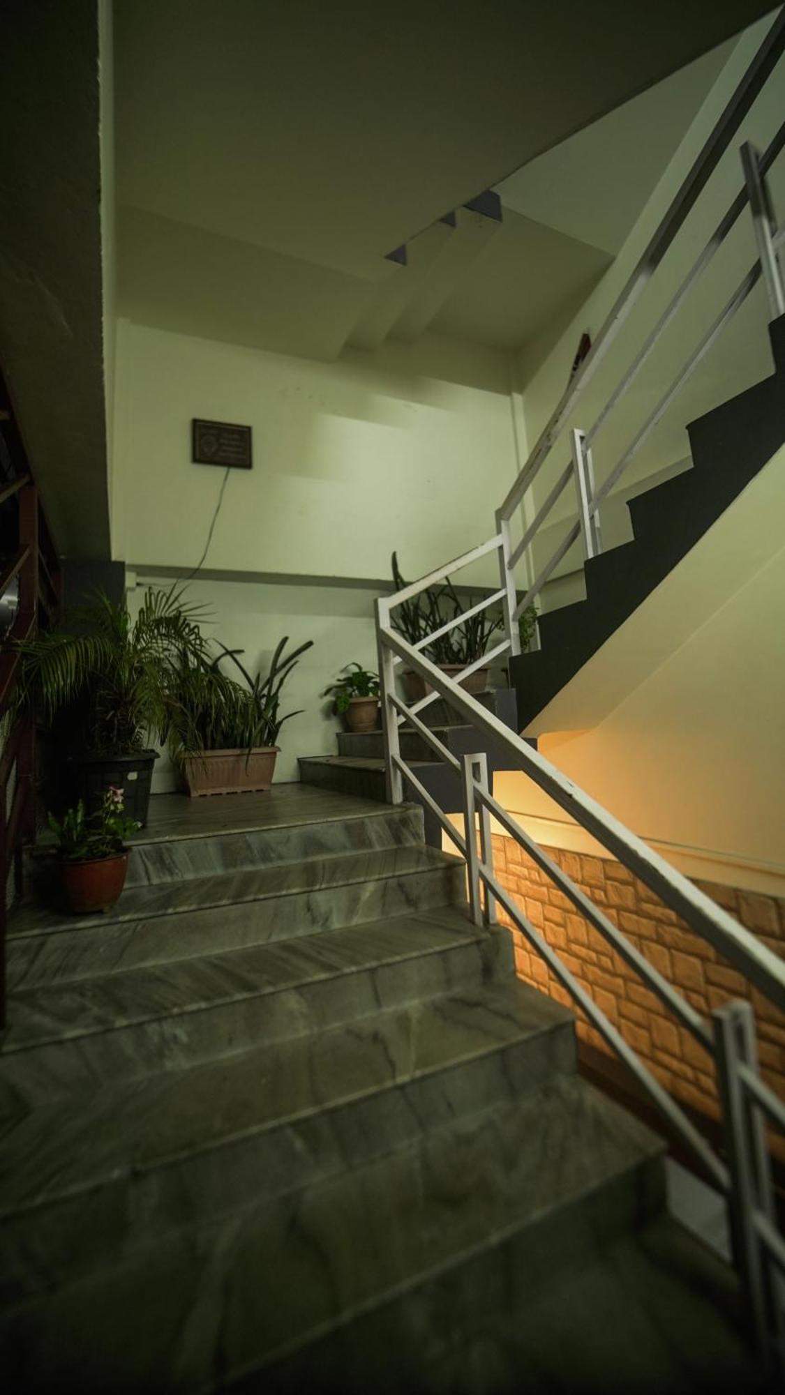Chung cư 350 m² 10 phòng ngủ, 10 phòng tắm riêng ở Laitumkhrah Shillong Ngoại thất bức ảnh