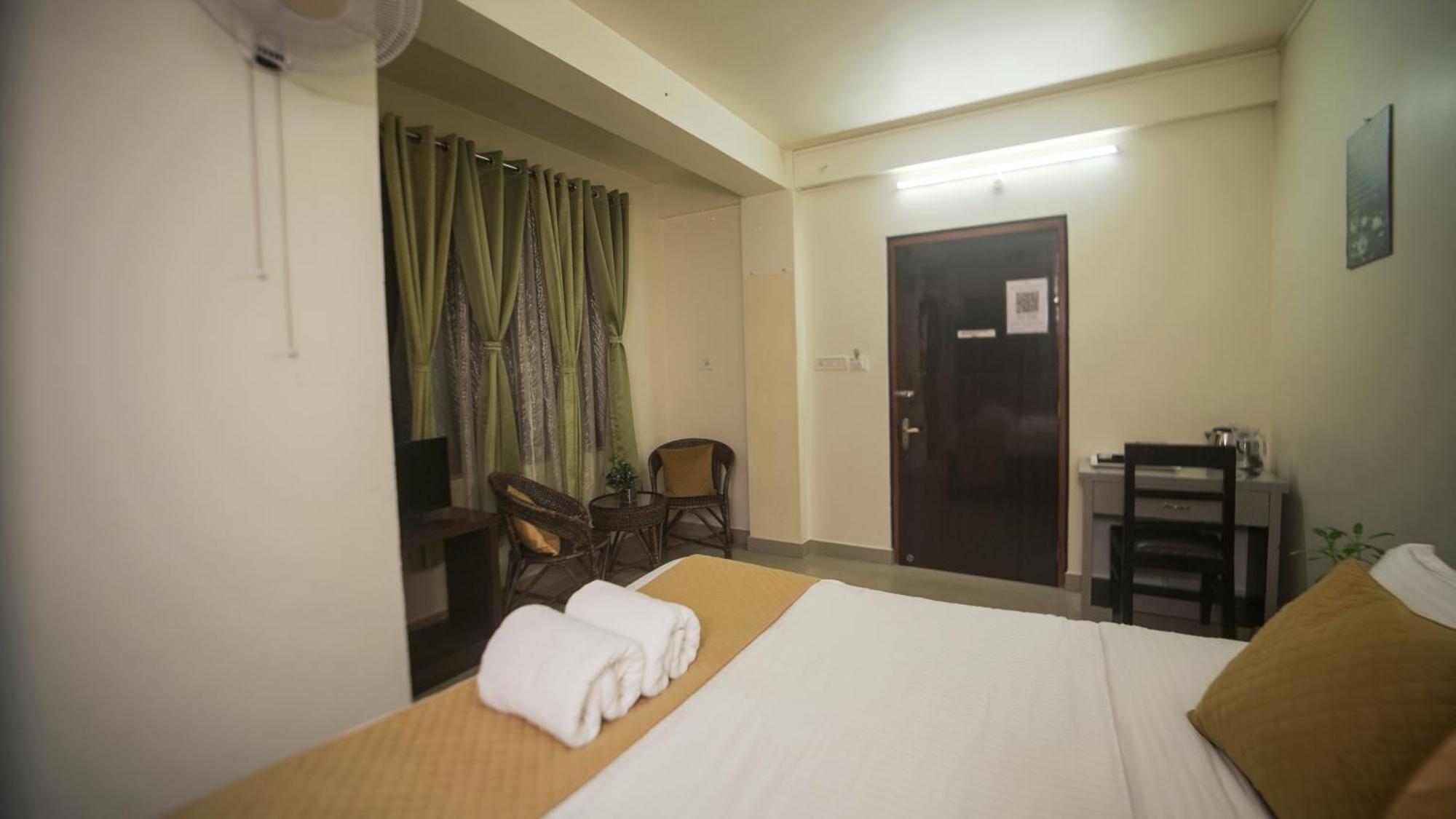 Chung cư 350 m² 10 phòng ngủ, 10 phòng tắm riêng ở Laitumkhrah Shillong Ngoại thất bức ảnh
