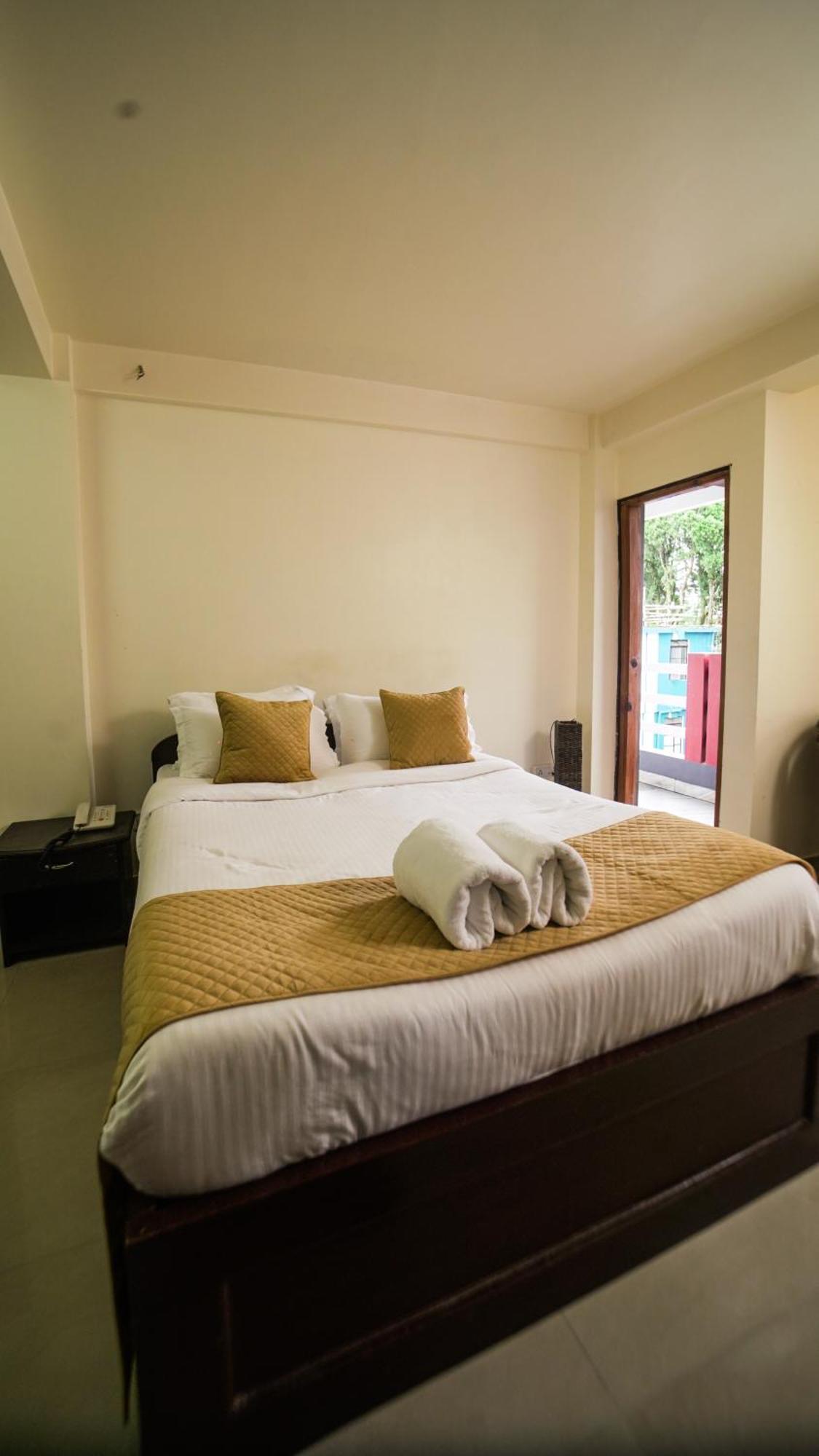 Chung cư 350 m² 10 phòng ngủ, 10 phòng tắm riêng ở Laitumkhrah Shillong Ngoại thất bức ảnh