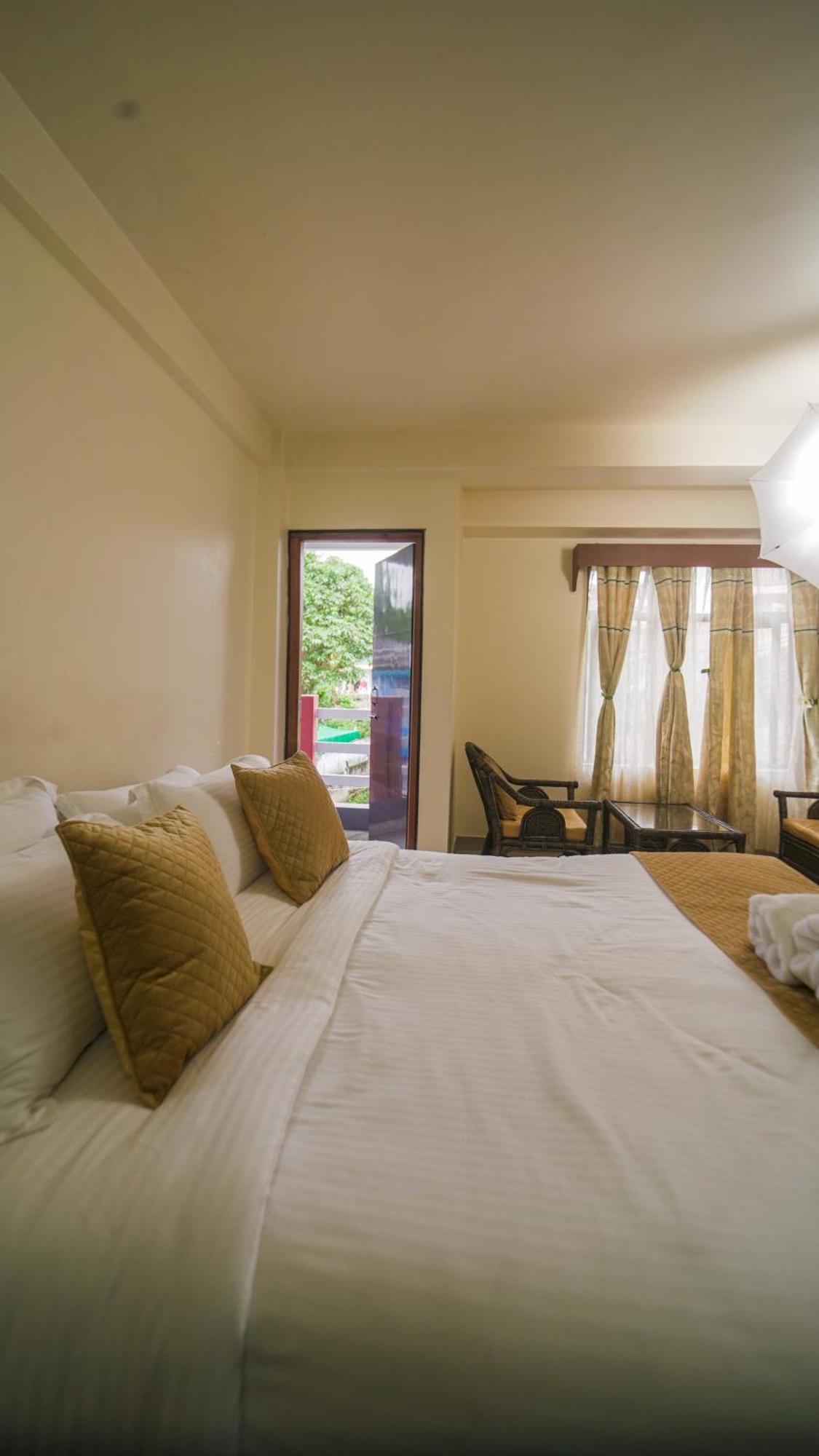 Chung cư 350 m² 10 phòng ngủ, 10 phòng tắm riêng ở Laitumkhrah Shillong Ngoại thất bức ảnh